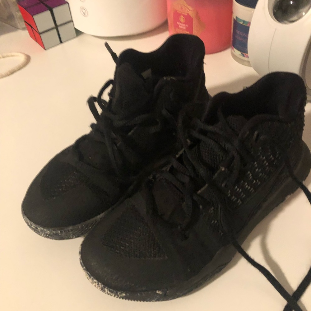Black Kyrie 3s size 2Y